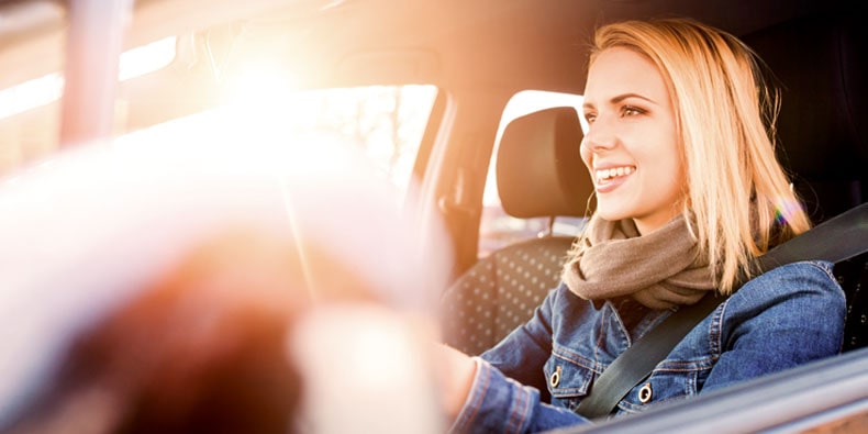Frau im Auto