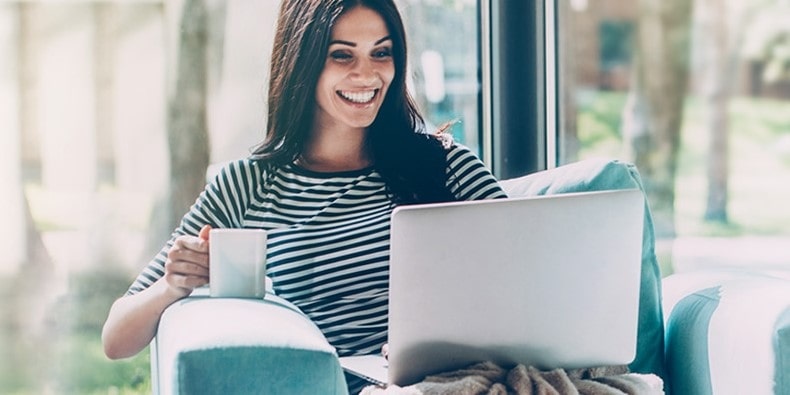 Frau mit Laptop